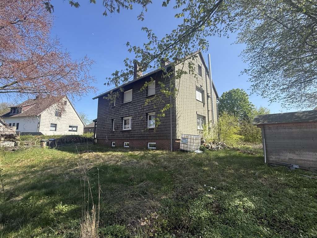 Immobilie in Hessisch Oldendorf - Ihre Chance: Dreifamilienhaus mit Garten, Balkon & zwei freien Wohnungen - Bild 2