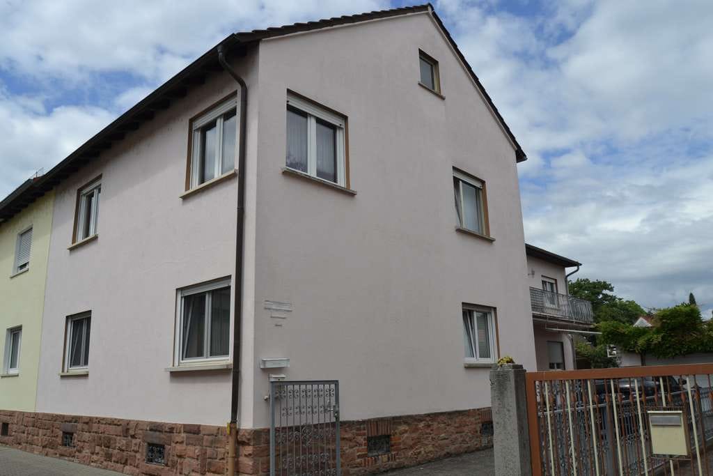 Immobilie in Großkrotzenburg - **2 FH mit vielen Möglichkeiten in Großkrotzenburg** - Bild 1