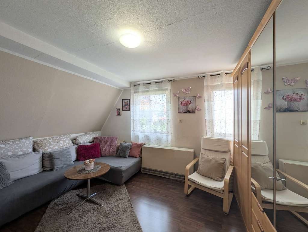 Immobilie in Leonberg - Charmante 3-Zimmer-Wohnung mit zusätzlichem Raum und Ausbaureserve - Bild 2