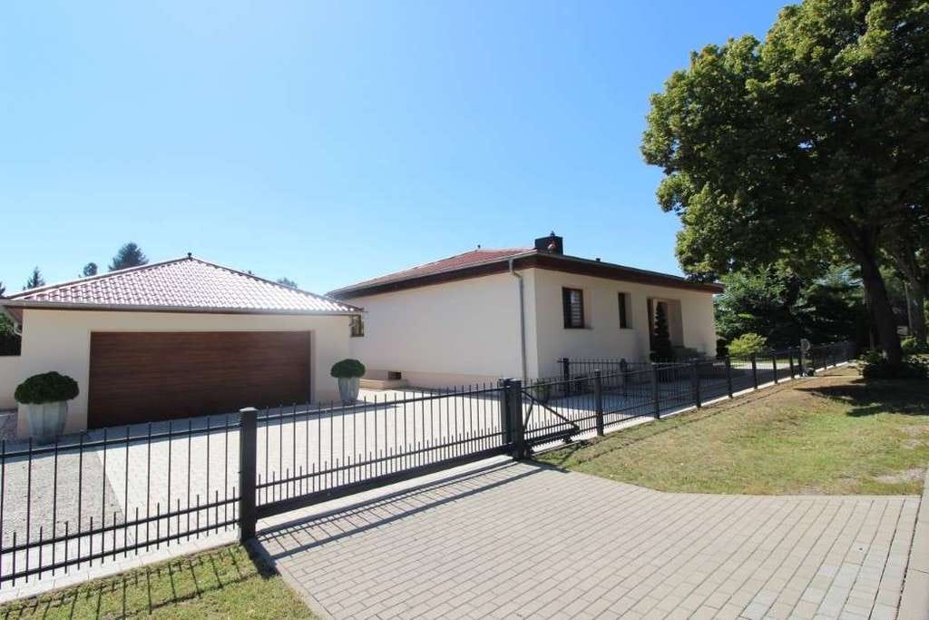 Immobilie in Trebbin - Wohnen wie im Urlaub: sanierter Bungalow mit Pool, Sauna, Terrasse und mehr! - Bild 2