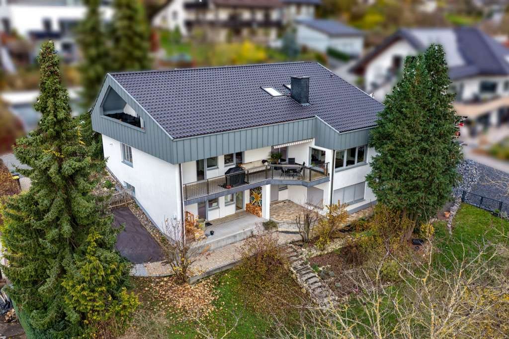Immobilie in Weitramsdorf - Aufwendig saniertes Wohnhaus mit viel Platz und schönem Fernblick westlich von Coburg - Bild 0