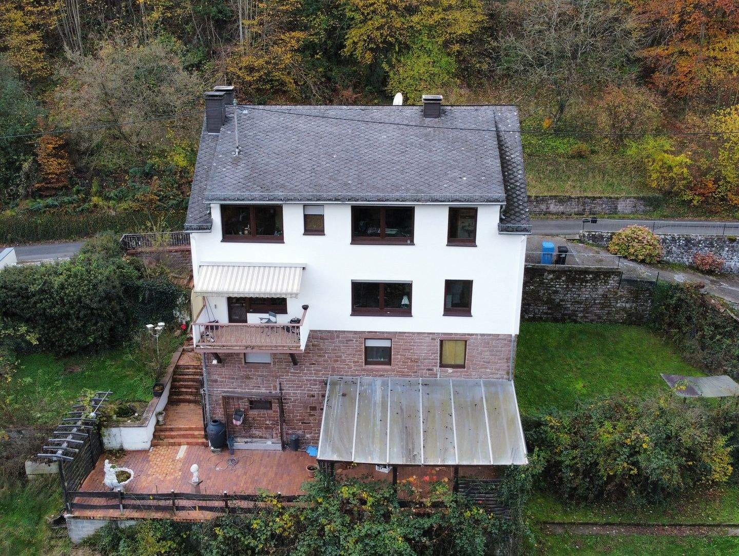 Immobilie in Malberg - Riesiges Grundstück I Teilrenoviert I 2 Wohneinheiten I Blick in die Natur - Bild 0