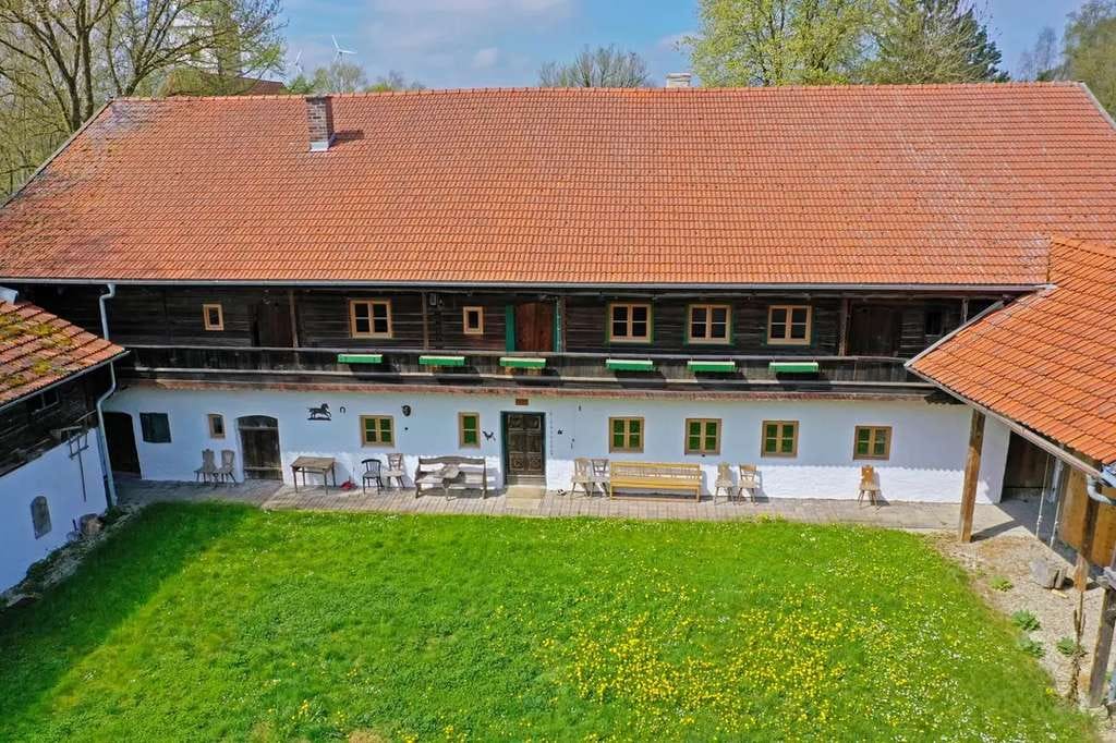 Immobilie in Gangkofen - Historischer Vierseithof mit großem Garten, altem Baumbestand und kultureller Geschichte - Bild 0