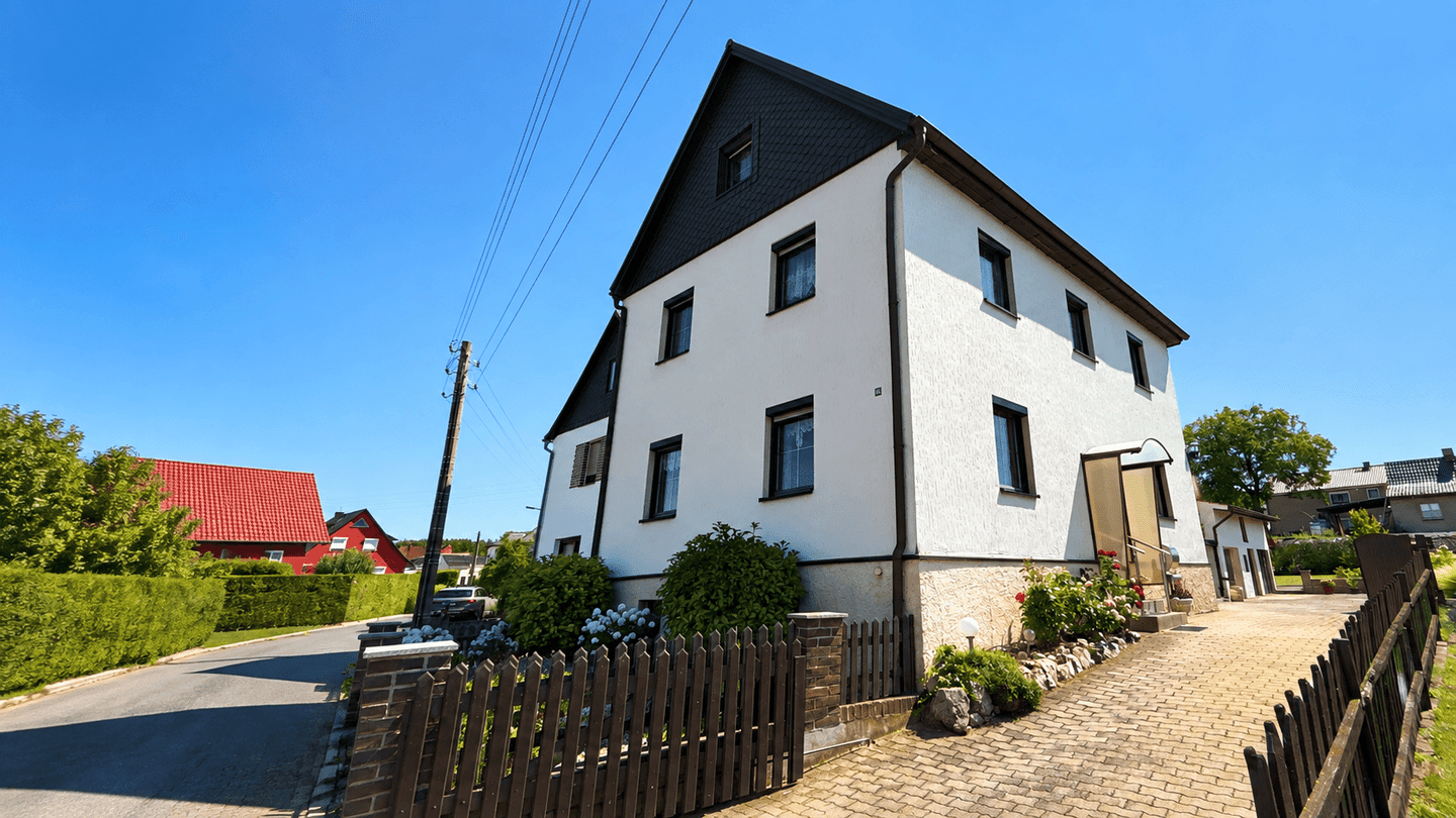 Immobilie in Unterwellenborn - Viel Raum für zwei Generationen - großzügiges Zweifamilienhaus mit Garten und Garagen - Bild 2