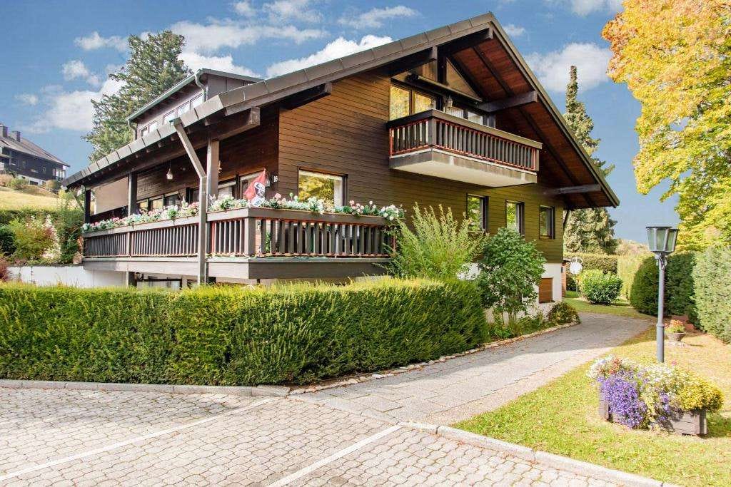 Immobilie in Hinterzarten - Zwei Wohnungen inklusive Innenausstattung in ruhiger, sonniger Lage am Kurpark - Bild 0