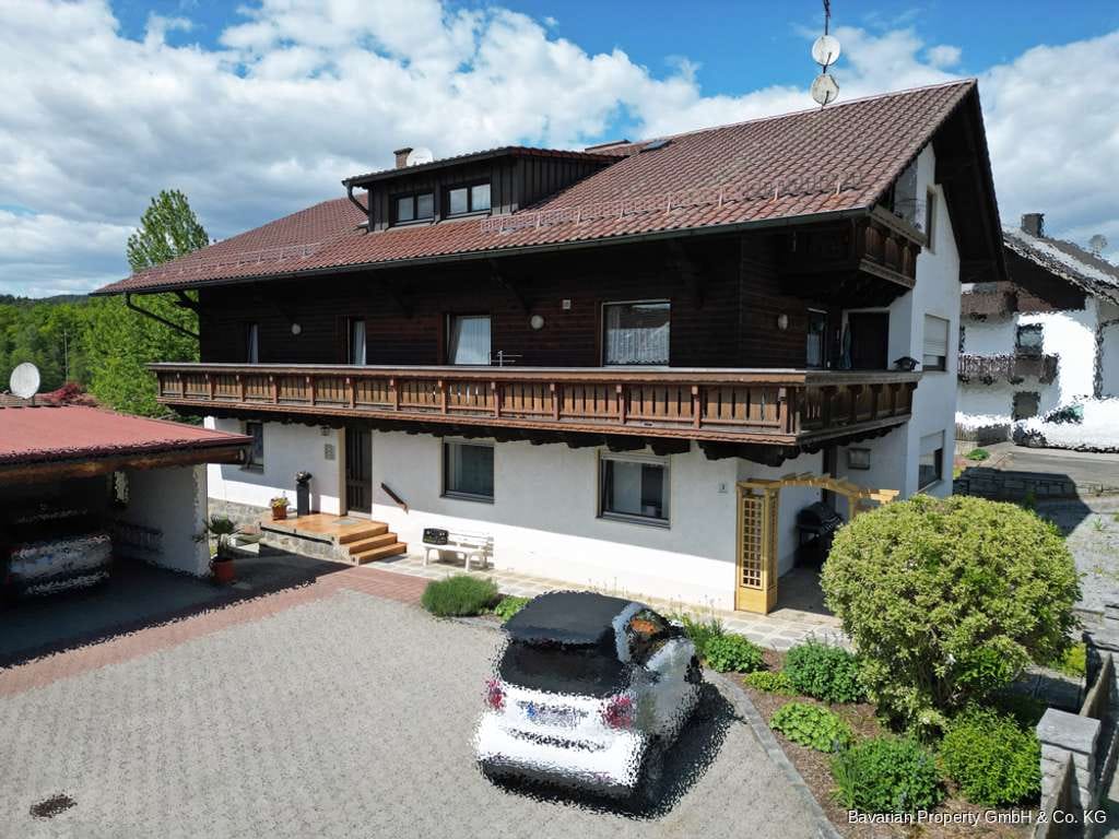 Immobilie in Grafenwiesen - Mehrfamilienhaus mit 5 Einheiten – teilvermietet, mit großem Grundstück - Bild 0