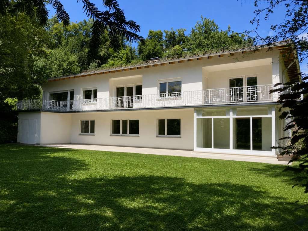 Immobilie in Icking - Charmante Villa mit Einliegerwohnung in begehrter Waldrandlage von Icking – großzügiges Wohnen m - Bild 0
