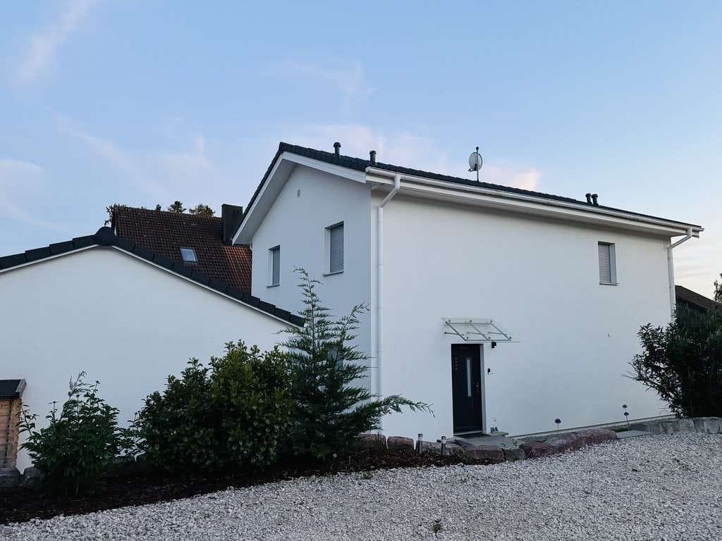 Immobilie in Attenhofen - Modernes KfW-Einfamilienhaus mit PV-Anlage, Batteriespeicher, Wallbox & sehr niedrigen Energiekosten - Bild 0