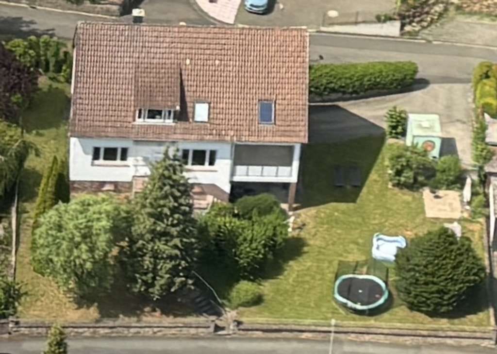 Immobilie in Lahntal - Viel Platz für den Alltag in diesem Zweifamilienhaus in Lahntal - Bild 0