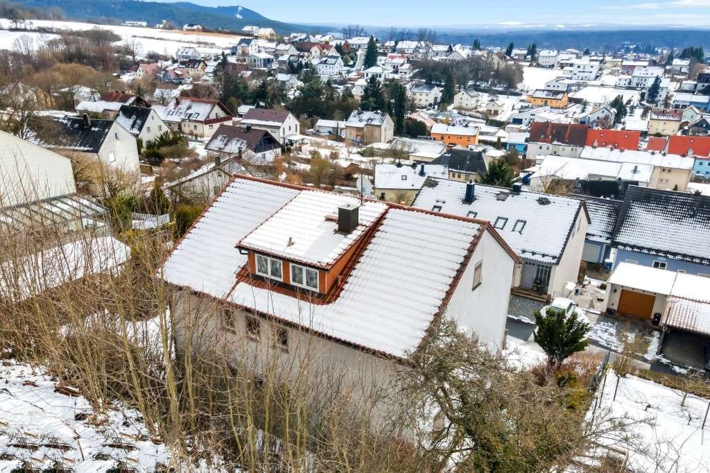 Immobilie in Pressath - Fernsicht geboten! Gepflegtes Dreifam.-Haus mit zwei Garagen und Carport - Bild 2
