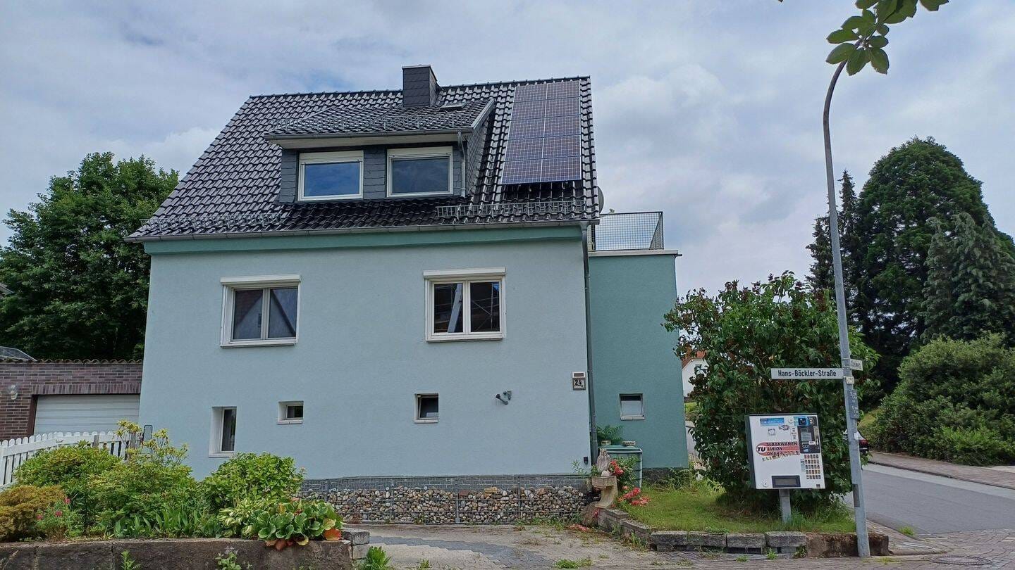 Immobilie in Niestetal -  freistehendes Einfamilienhaus mit Doppelgarage Photovoltaikanlage neues Dach Aussendämmung  Kabelanschluss  - Bild 0