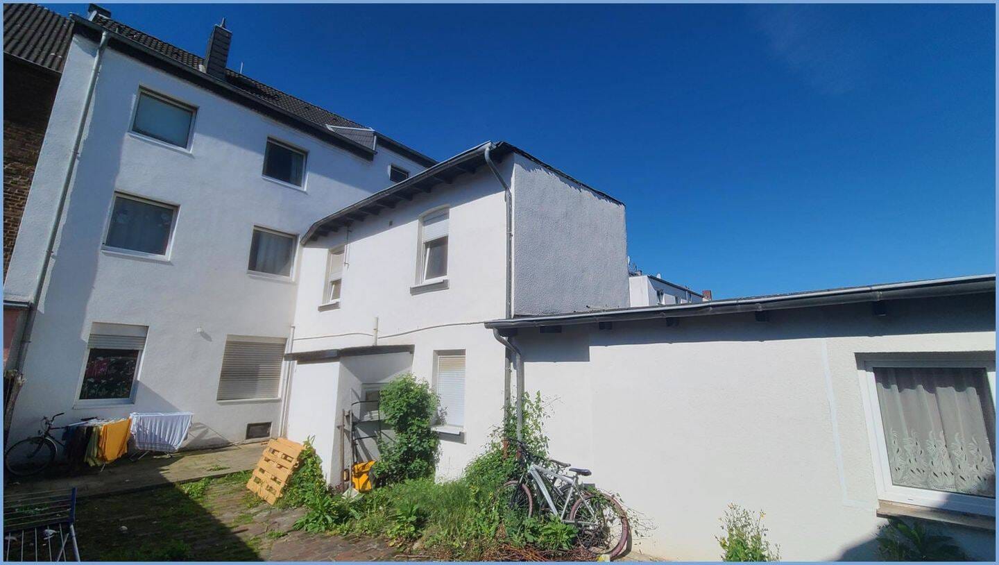 Immobilie in Frechen - Vermietete 2-Zimmer-Wohnung im Dachgeschoss eines 6-Familienhauses in Stadtrandlage von Frechen (WE 6) - Bild 1