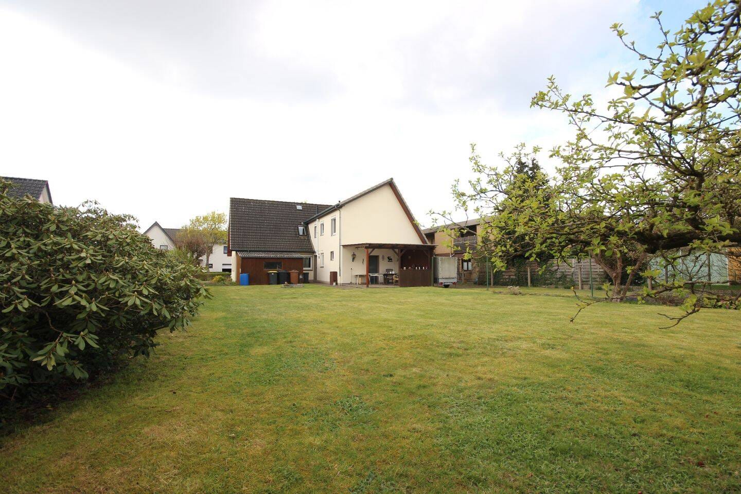 Immobilie in Weyhe - Vielseitiges Einfamilienhaus auf großzügigem Grundstück in Weyhe-Lahausen - Bild 2