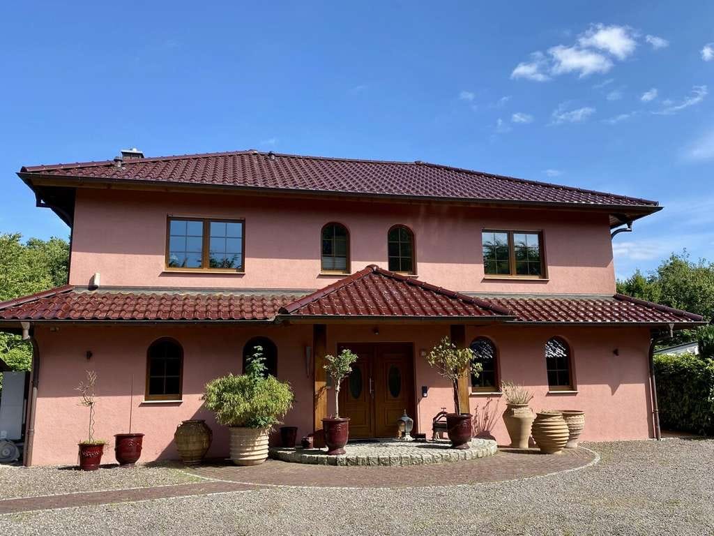 Immobilie in Tasdorf - Hochwertiges Einfamilienhaus
mit viel Platz und mediterranem Charme in Tasdorf - Bild 2