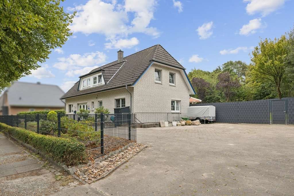 Immobilie in Oyten - Zweifamilienhaus mit Gewerbepotential und 7 Stellplätzen – Platz für Wohnen und Arbeiten in Oyten! - Bild 3