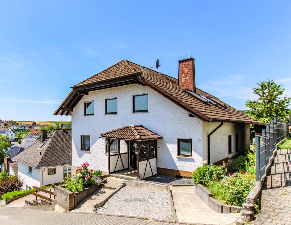 Immobilie in Elz - Zweifamilienhaus mit traumhaftem Weitblick und großem Grundstück - Bild 0