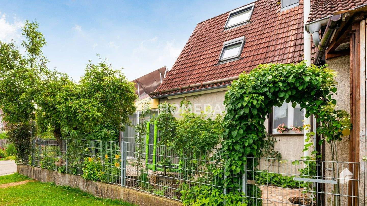 Immobilie in Lonsee - Einziehen und Wohlfühlen - Ansprechendes Einfamilienhaus mit Schrebergarten, Garage und Solaranlage - Bild 2