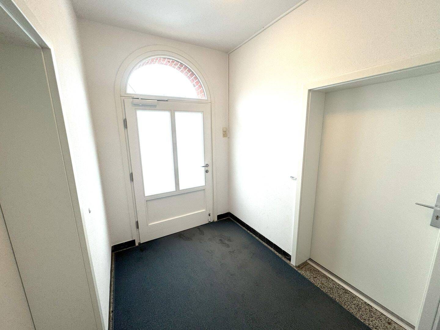 Immobilie in Oldenburg in Holstein - Zum Renovieren: 5-Zimmer-Wohnung mit 2 Stellplätzen in zentraler Lage - Bild 4