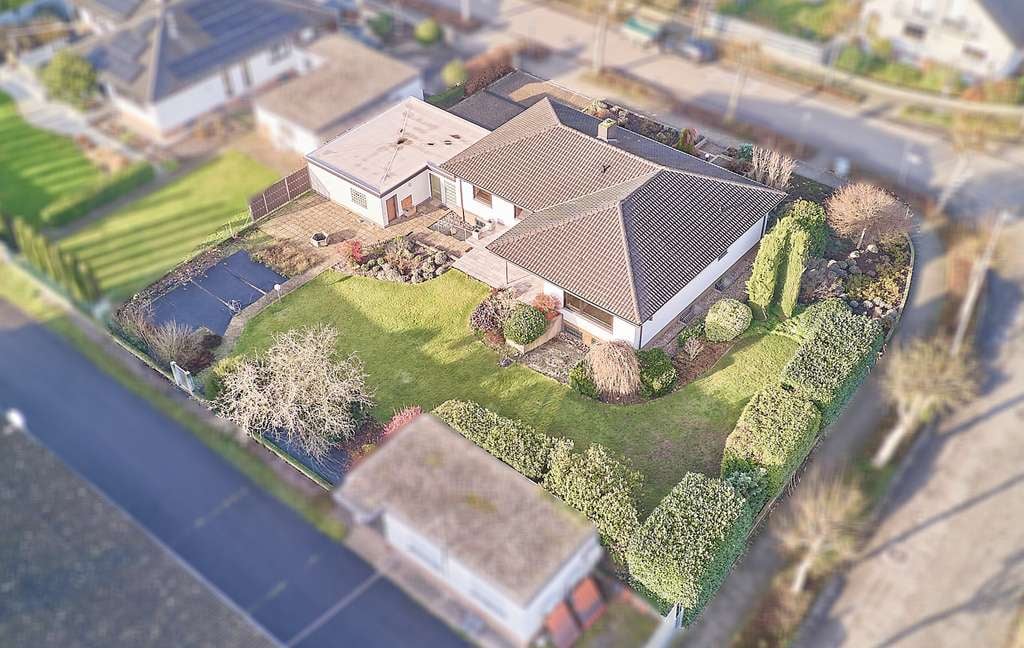 Immobilie in Offenbach an der Queich - ++ Lichtdurchflutetes Architektenhaus mit Terrasse, Garten und 2 Garagen in beliebter Wohnlage ! ++ - Bild 2