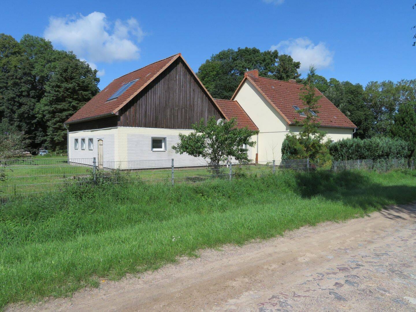 Immobilie in Nordwestuckermark - sehr gepflegtes Bauernhaus mit Stall, Scheune und Teich auf großem Grundstück - Bild 3