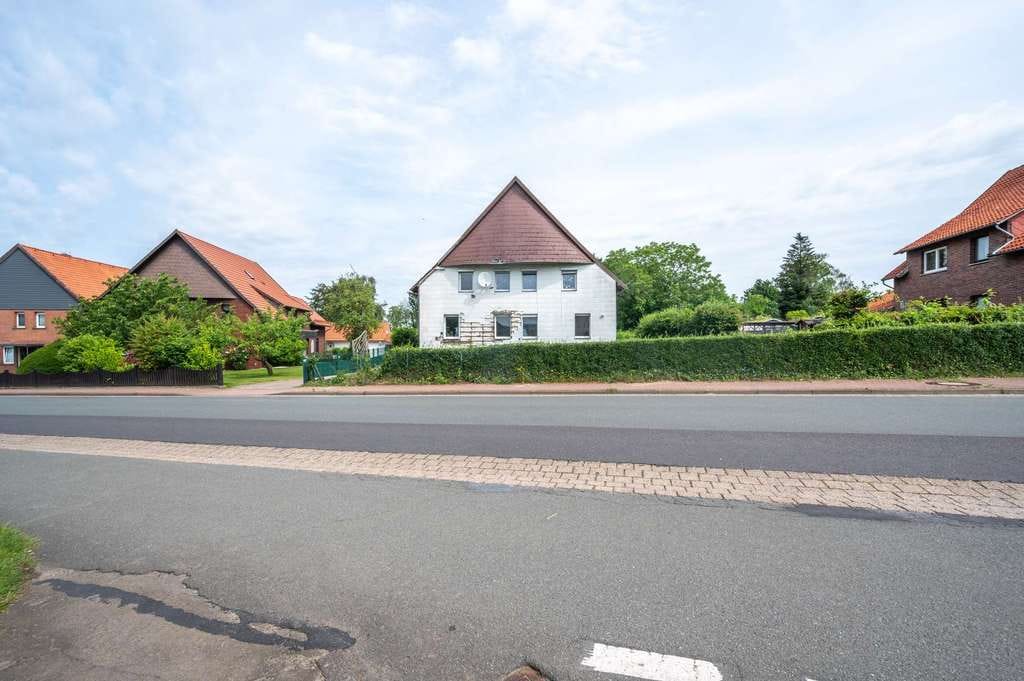 Immobilie in Obernkirchen - Seltenes Sanierungsobjekt mit großem Grundstück – Potenzial für Kapitalanleger & Eigennutzer - Bild 1