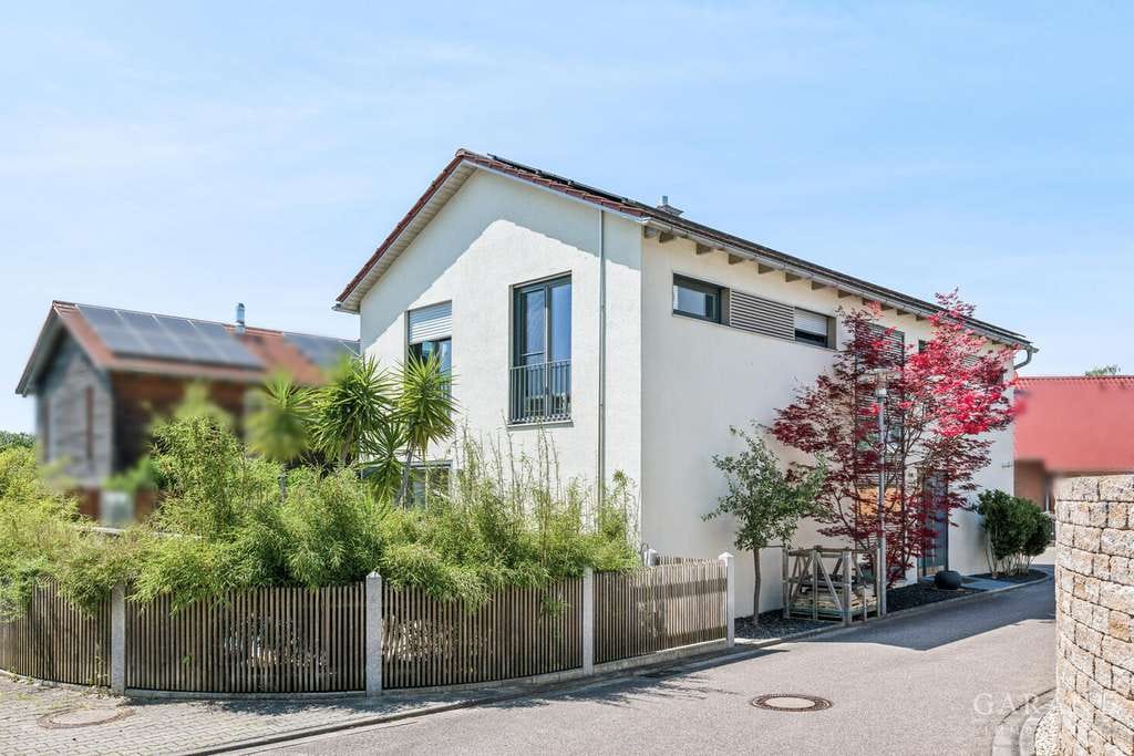 Immobilie in Oberding - Design trifft Wohnkomfort - Architektenhaus mit Sauna, Whirlpool & Pool - Bild 2
