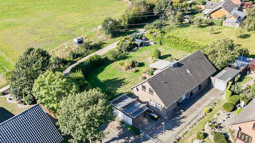 Immobilie in Krüzen - Ein- bis Zweifamilienhaus mit überdachter Terrasse, Loggia und großem Grundstück in ruhiger Wohnlage - Bild 2