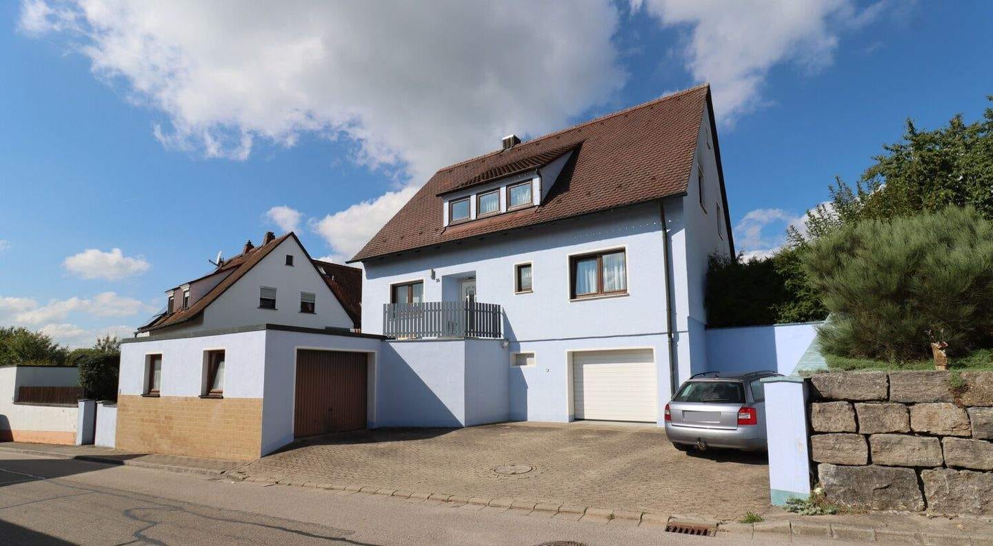 Immobilie in Lehrberg - Wohnen auf dem Land - Großzügiges Zweifamilienhaus mit 2 Garagen und gepflegtem Garten - Bild 0