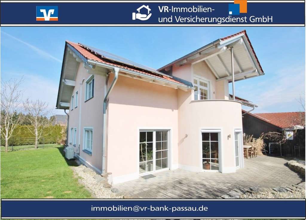 Immobilie in Hutthurm - Charmantes Wohlfühlhaus mit architektonischer Klarheit, einem privaten Spa-Bereich auf Hotelniveau u - Bild 0