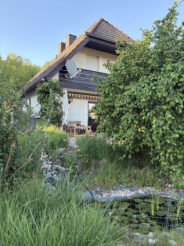 Immobilie in Feucht - Großes freistehendes Ein-/Zweifamilienhaus mit sonnigem Garten und Platz für die ganze Familie - Bild 0