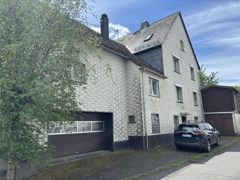 Immobilie in Neustadt/Westerwald - Gemütliches Einfamilienhaus mit großer Scheune, vielen Parkmöglichkeiten und kleinem Garten in Neustadt bei Rennerod - Bild 1