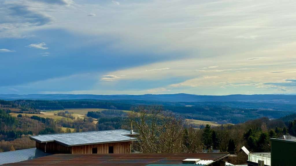 Immobilie in Schöneck/Vogtl. - Schönecker Raumwunder mit traumhaftem Naturblick sucht neue Berufung - Bild 4