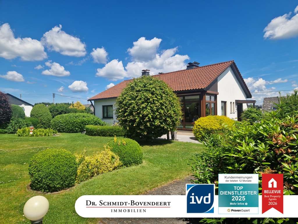 Immobilie in Weitefeld - Tolles Einfamilienhaus im Bungalowstil mit wunderschönem parkähnlichen Gartengrundstück in Weitefeld - Bild 0