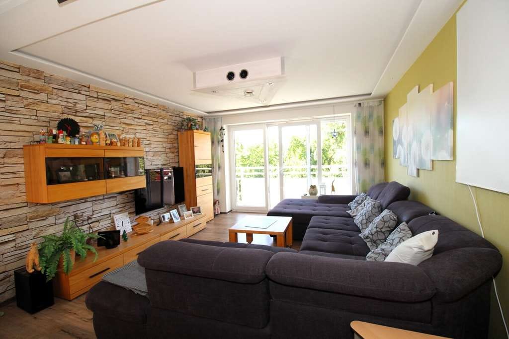 Immobilie in Hofheim am Taunus - Großzügige 3-Zimmer-Wohnung mit umlaufendem Balkon und herrlichem Blick ins Grüne - Bild 1
