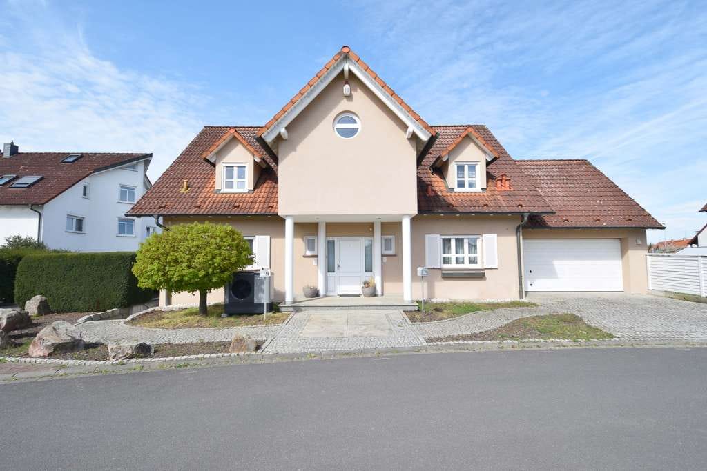 Immobilie in Großostheim - Endlich Platz für alle – Stilvolles Einfamilienhaus mit ELW... Energiebedarf nur 70,6 kWh! - Bild 0