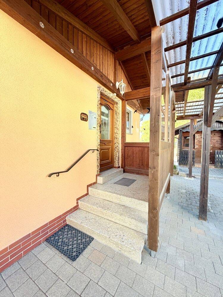 Immobilie in Mistelbach - Freistehendes Einfamilienhaus mit großem Garten, Garage und PV-Anlage! - Bild 2