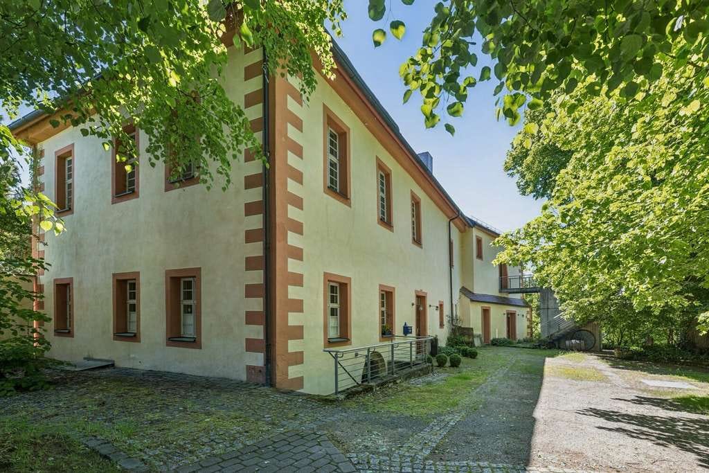 Immobilie in Mistelgau - Historische Schlossresidenz mit zauberhafter Gartenkulisse - Bild 2