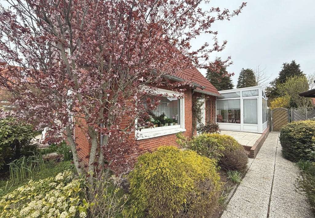 Immobilie in Hinte - Gepflegtes Wohnhaus mit Wintergarten und parkähnlichem Garten in Hinte - Bild 2