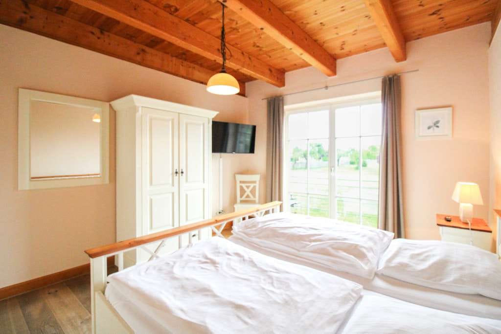 Immobilie in Gnoien - Zeitlose Eleganz trifft ländliche Idylle: Exklusive Doppelhaushälfte mit traumhaftem Grundstück - Bild 4
