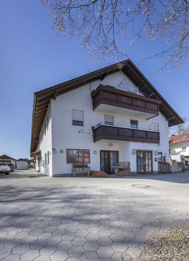 Immobilie in Aying - Grosse Erdgeschosswohnung mit Garten, Stellplätzen und der Möglichkeit einer Gewerbeeinheit! - Bild 0