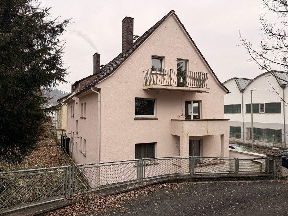 Immobilie in Weilburg - Mehrfamilienhaus mit 6 WE in ruhiger Lage - teilsaniert mit hohem Mietpotenzial - Bild 3