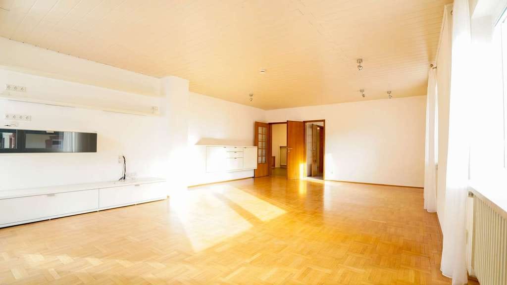 Immobilie in Vöhrenbach - Großzügiges Zuhause in ruhiger Lage mit Sonnenterrasse und Gartenparadies - Bild 3