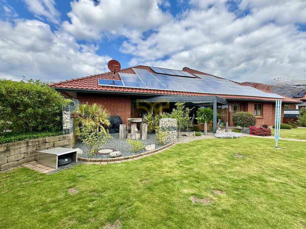 Immobilie in Wahrenholz - Exklusiver Walmdachbungalow mit lichtdurchflutetem Wohnambiente und Poollandschaft - Bild 0
