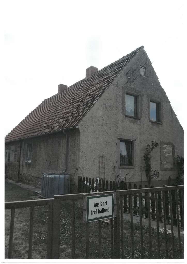 Immobilie in Seegebiet Mansfelder Land - Einfamilienhaus mit 2390 m² Grundstück (auf 3543 m² erweiterbar) und Nebengebäuden - Bild 1