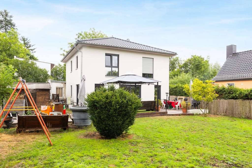 Immobilie in Petershagen/Eggersdorf - Mehrfamilienwohnen in Petershagen: Moderne Stadtvilla + renovierte Remise - Bild 1