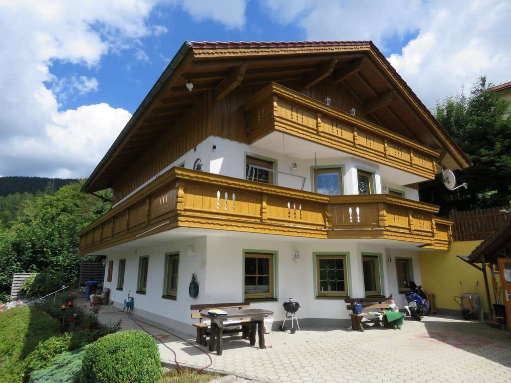 Immobilie in Bodenmais - Zweifamilien-Landhaus mit ELW in absolut ruhiger Höhenlage mit Ausblick in Bodenmais - Bild 1