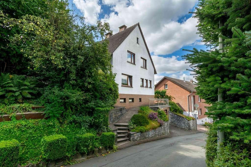 Immobilie in Altenbeken - Solides Einfamilienhaus mit Potenzial - Bild 1