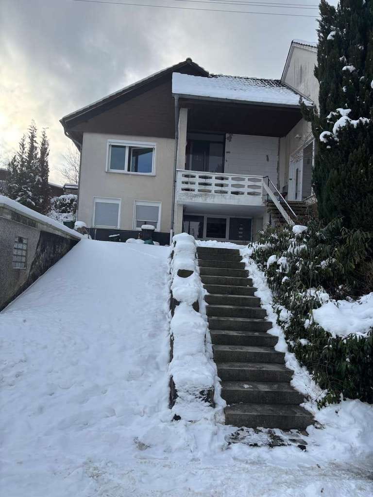 Immobilie in Hilchenbach - Günstiges Haus (als ETW) mit Ausbaureserve, Nähe Stadtmitte - Bild 1