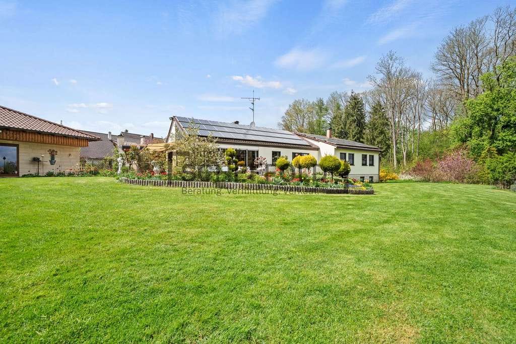 Immobilie in Schwendi - Eine grüne Oase! Stilvolles Ein- oder Zweifamilienhaus mit märchenhaftem Gartenparadies - Bild 2