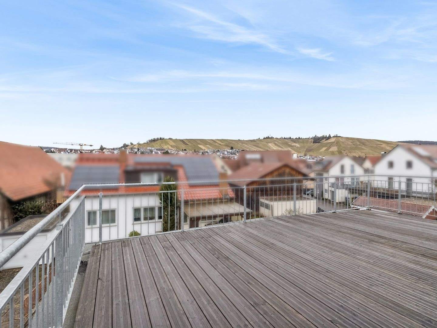 Immobilie in Weinstadt - Schöne Maisonette mit Riesenterrasse für sich einrichten und die vermietete Wohnung zahlt Ihre Rate - Bild 0